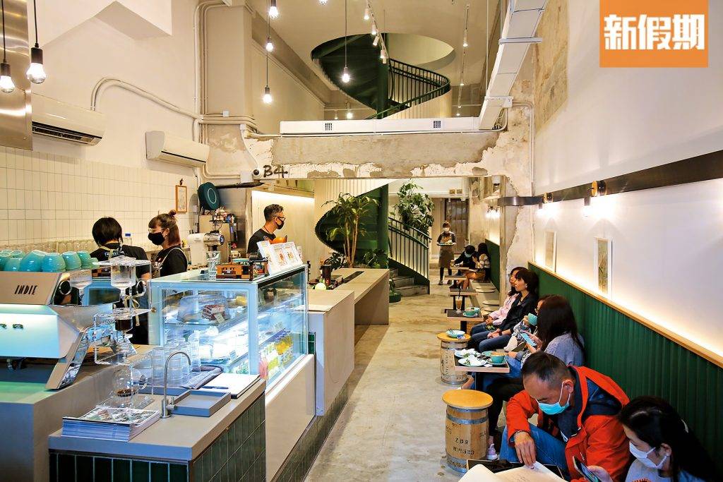 咖啡 全港咖啡店推介｜咖啡店位於店子的地面，一室充滿殖民風采的墨綠色，正正遙呼深水埗港鐵站的經典顔色。