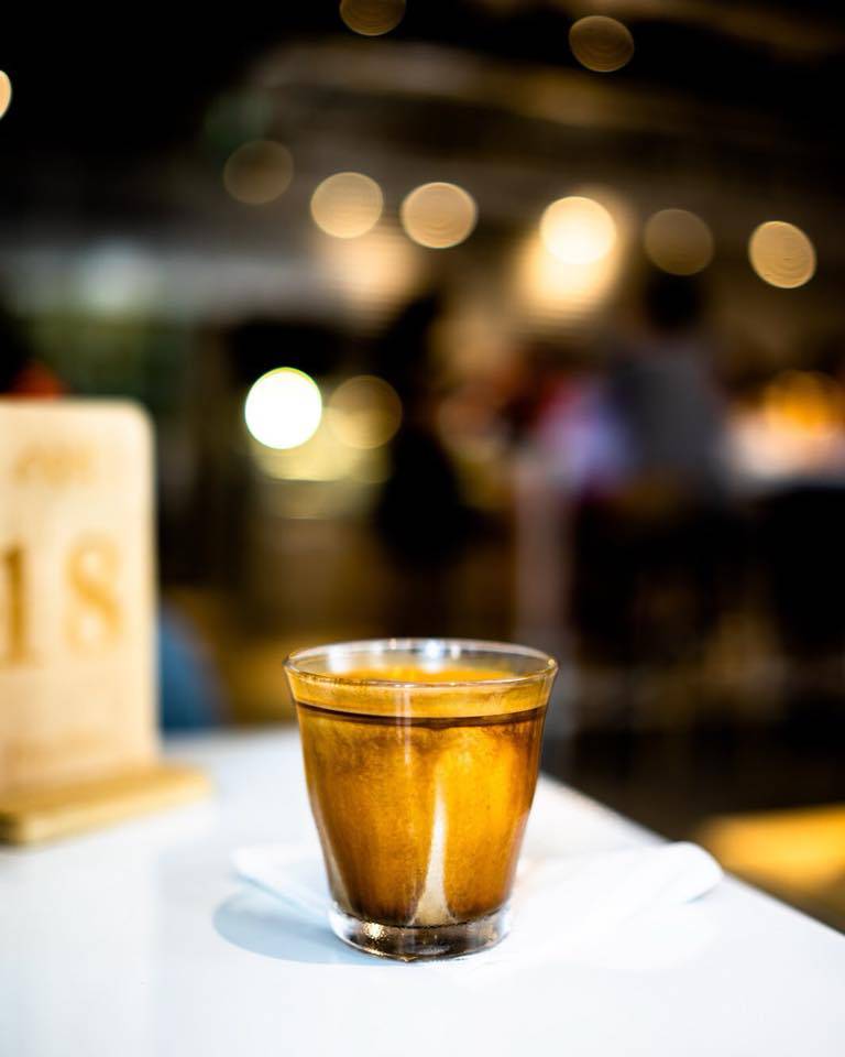 咖啡 全港咖啡店推介｜Dirty。混合凍牛奶與熱的double ristretto，顏色有點粗獷，兩種溫度對比在口中混和，頗為特別。
