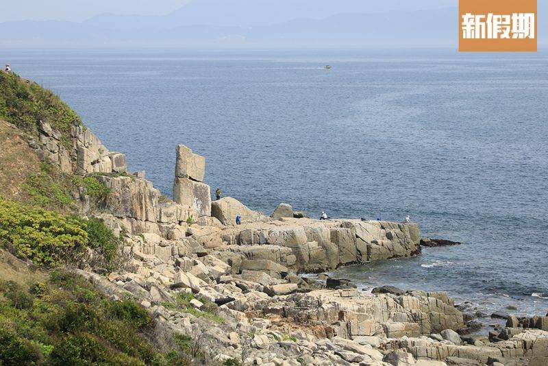 疊石是島上著名景點，由兩塊方石堆疊而成，呈「呂」字形，約六米高，高聳如塔，因而得名。