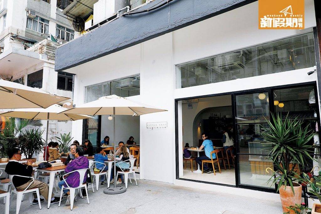 咖啡 全港咖啡店推介｜餐廳由裝修加入地中海元素，白色小房子配原木家具，簡約舒服，單是門口的太陽傘，一看就很有度假 feel。