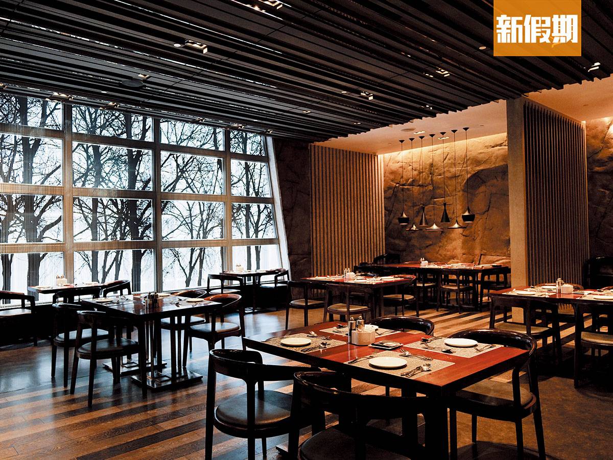 酒店放題 以日式庭園設計，以木為主調，帶點點禪風，環境雅緻。