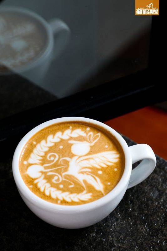咖啡 全港咖啡店推介｜Caffe Mocha。特意來欣賞店主的拉花手藝，就要點用法國Monin朱古力漿沖成的Mocha了，圖案才不會輕易化開。圖為他設計的Ranger 邱比特圖案。