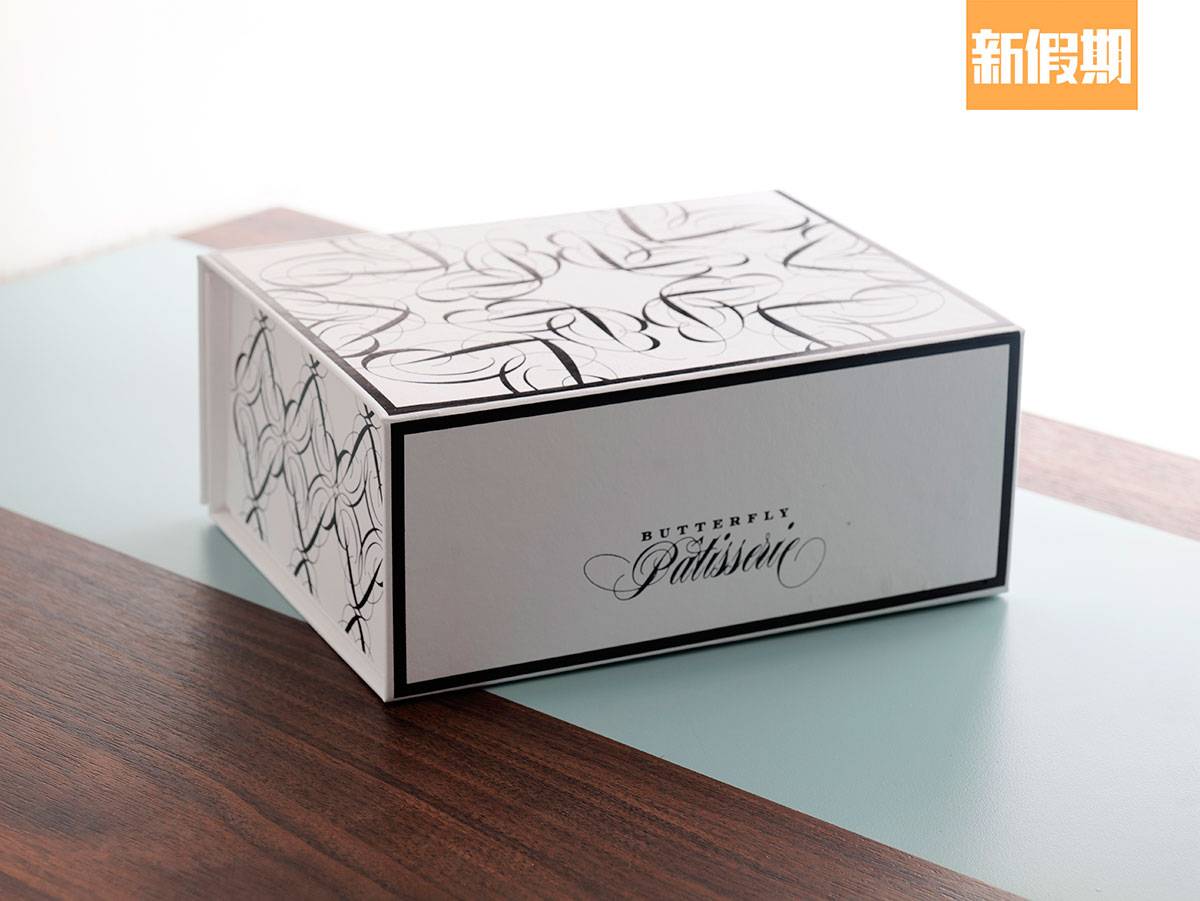 拿破崙 外賣以印上酒店名的紙盒盛著拿破崙蛋糕，硬皮紙盒封口位是磁石，方便開而能夠保護拿破崙蛋糕。