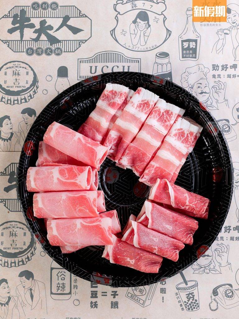 火鍋外賣 牛涮鍋 牛角 kabu-go 番茄師兄 左為西班牙豬脢肉片、上為上腹牛五花、右為安格斯特選牛板腱，肉片紋理分明，顏色鮮艷，肉質柔嫩。