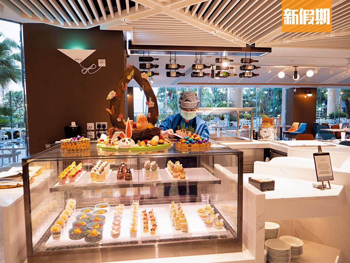 酒店放題 每晚近10款甜品放置在雪櫃 內，芝士蛋糕、鮮果盤、木糠布甸、芒果蛋糕 ⋯⋯都是香港人喜愛的口味。