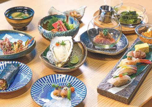 壽司 Omakase包括13道菜，款式按季節不同而有變，例如有磯煮鮑、鮟鱇魚肝、生蠔、牡丹蝦等。