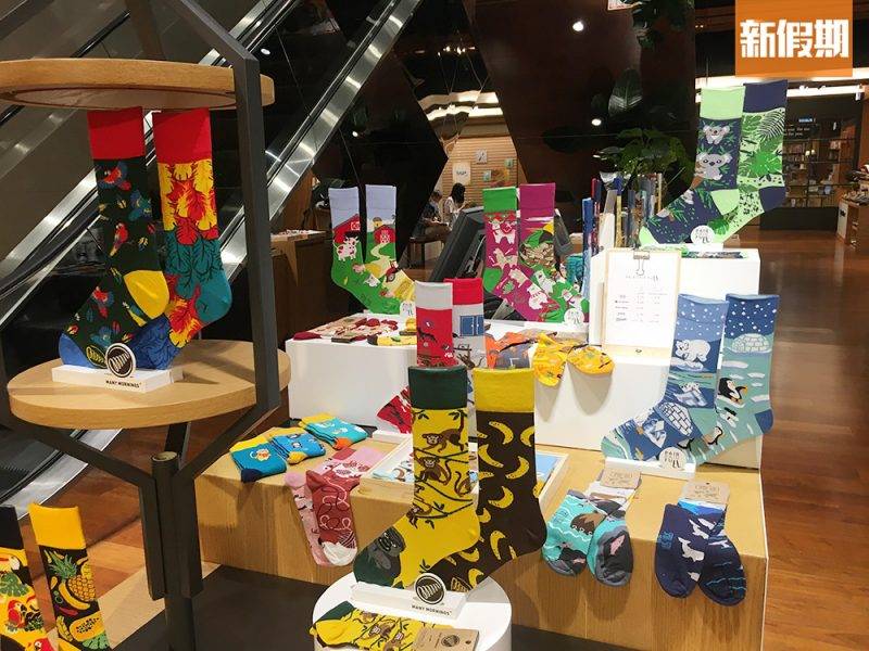 誠品 店子售賣各式各樣的襪子，顏色繽粉奪目，造型感十足。