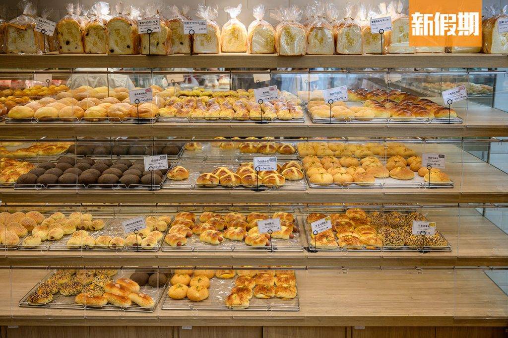 新蒲崗美食 新蒲崗美食｜店內麵包整齊地排列在麵包櫃上，林林總總，每日出爐麵包數量約有40款。