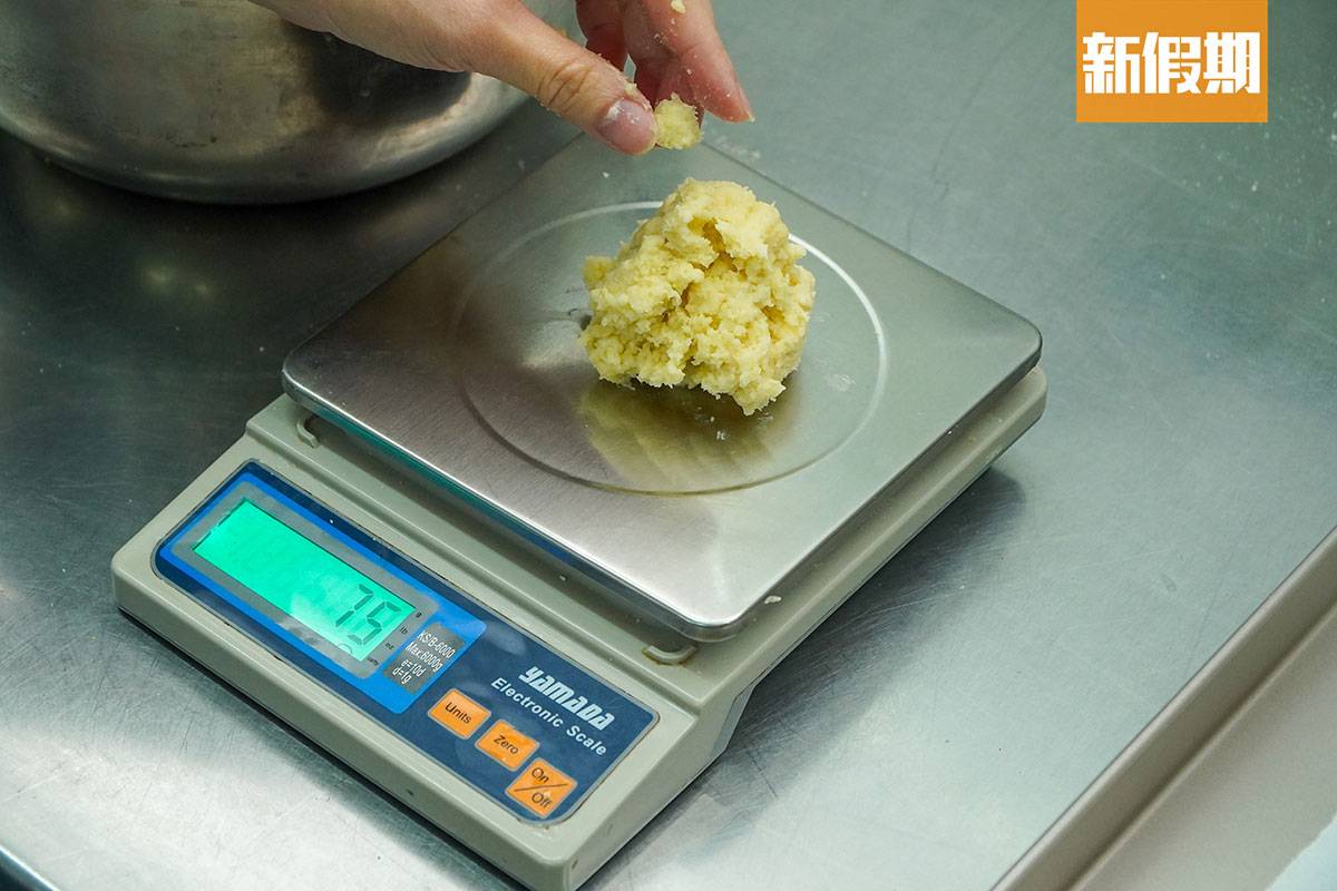 Grandma's Scone 麵糰發酵後，便會均勻地切成一個個鬆餅，每個重量約75g。