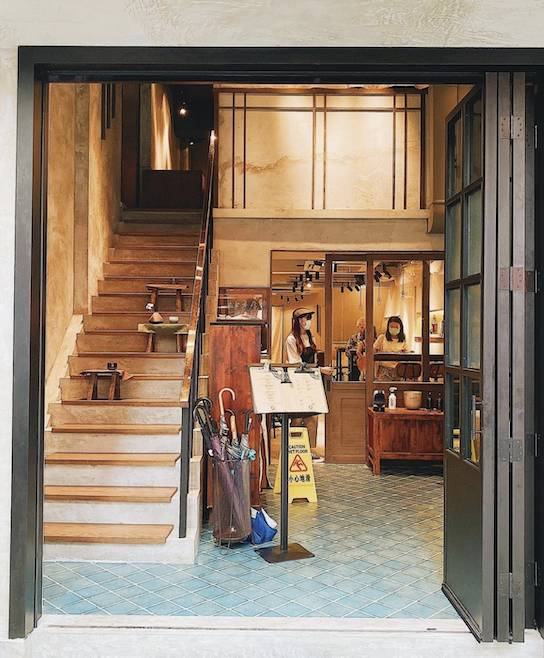 咖啡店 店內的工業風簡約設計，以及門口旁的長樓梯，均是人們打卡的熱點。