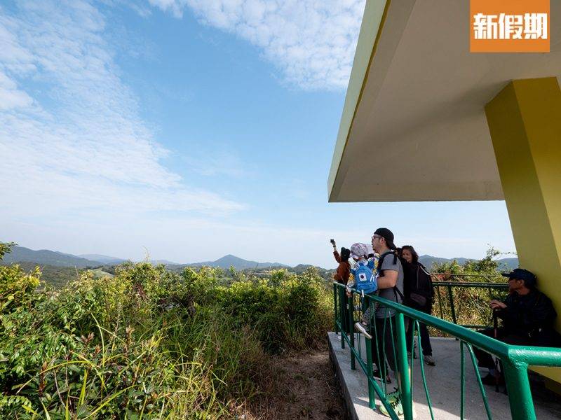 山上涼亭可瞭望整個鹽田梓的景色以及滘西洲高爾夫球場。