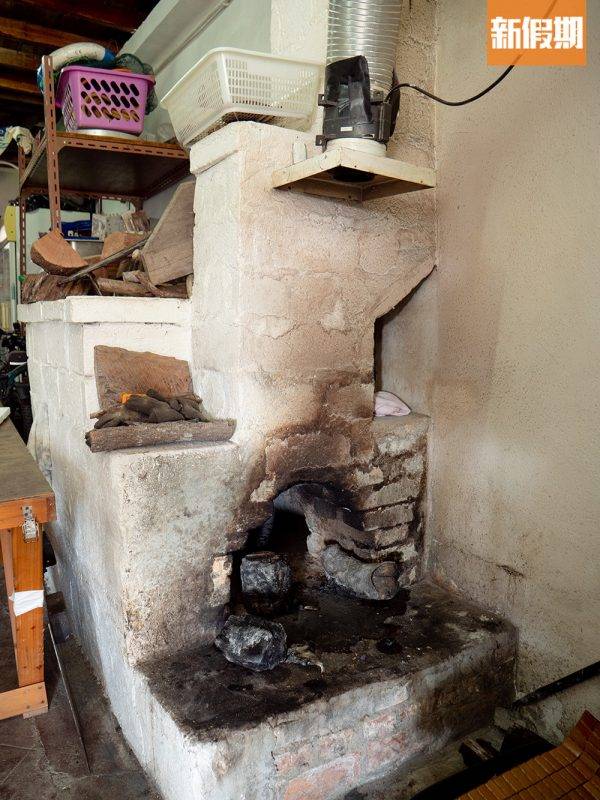 鹽田梓 土窟雞以柴火在窯內燒製，風味十足。