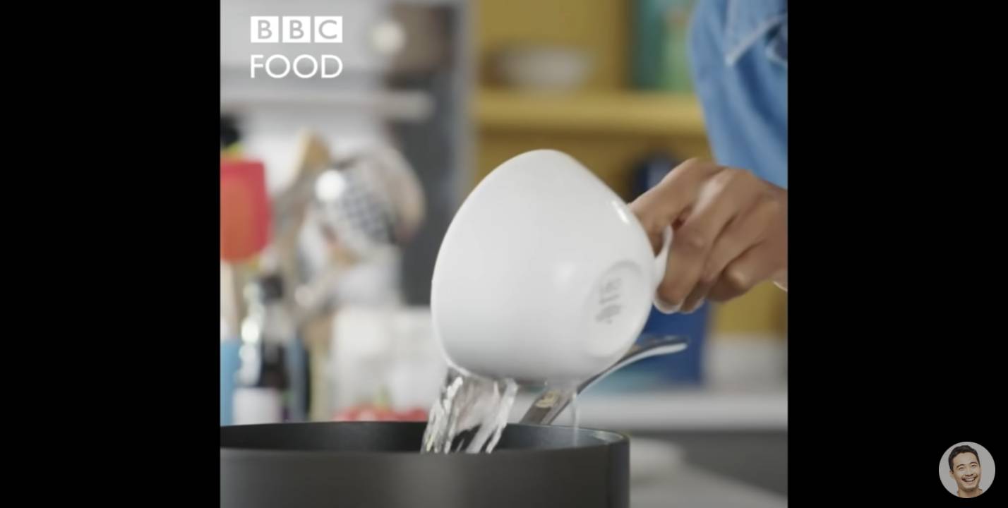 BBC 向鍋子倒入「兩杯」清水。