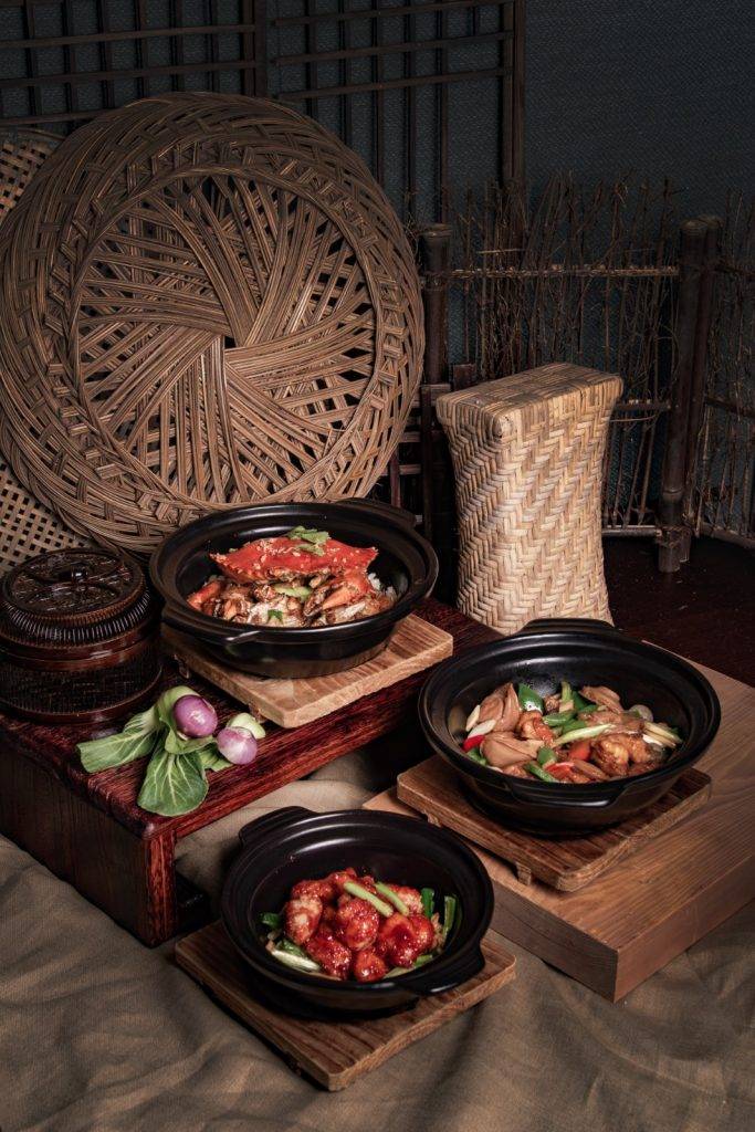 逸東軒 這次外賣餐單主要以砂鍋菜式為主，20款菜式均會以黑色砂鍋裝著， 回家連鍋加熱便食得。