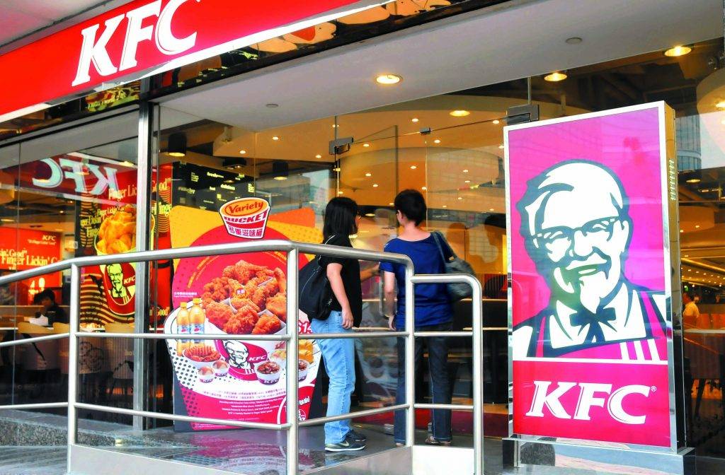 日本文化 當年日本首間KFC開張，店舖經理想到以炸雞代替火雞，推出「派對桶餐」。