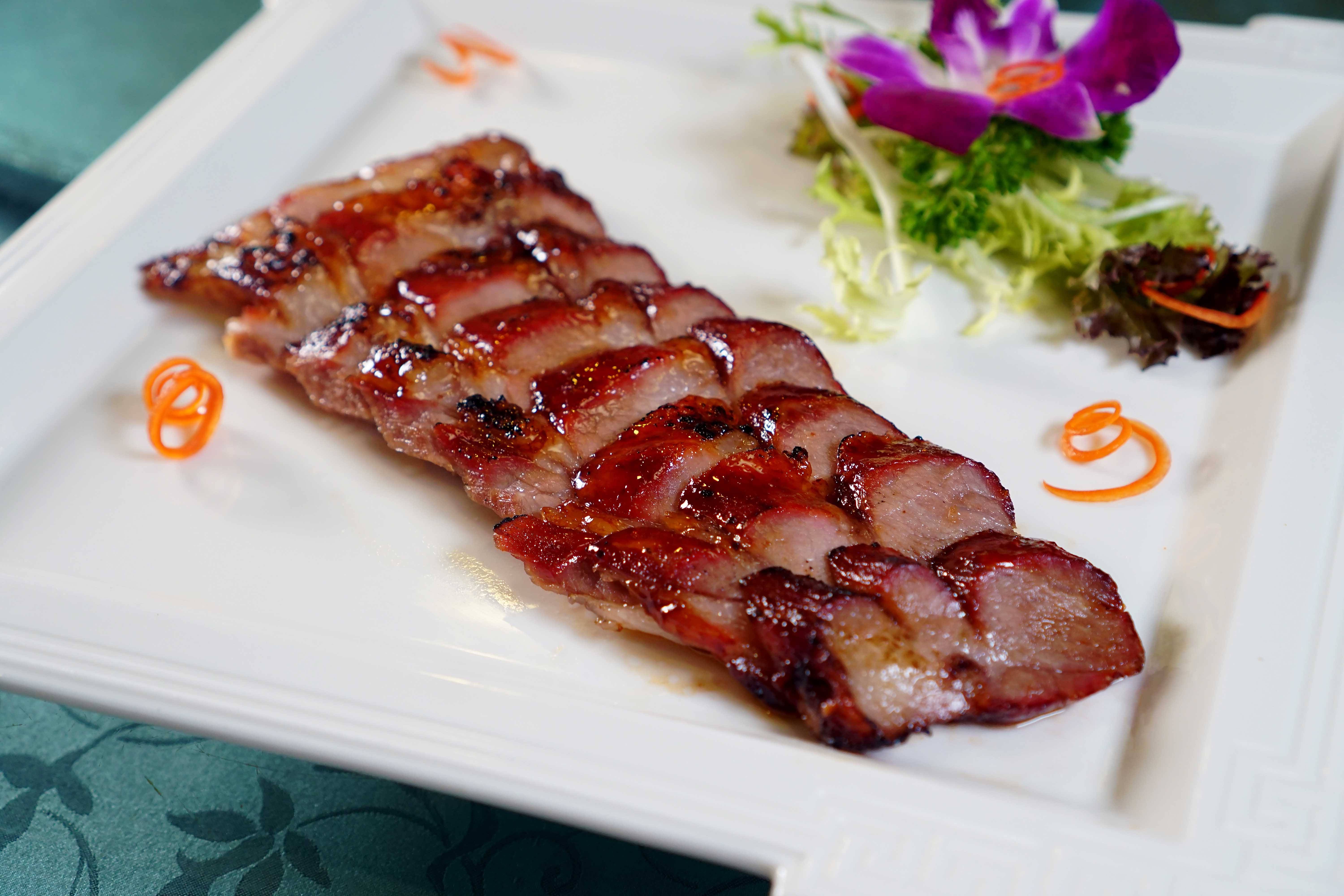 任食放題 叉住韓豬燒用腍滑富肉味的韓豬脢頭肉來炮製，外皮焦香，入口鬆化。