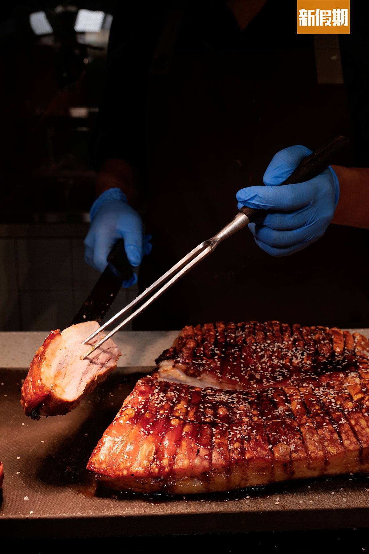 逸東酒店 原塊3公斤重的西班牙黑毛豬五花腩，以韓式醬料醃製， 外皮脆卜卜，一切開，肉汁四濺。