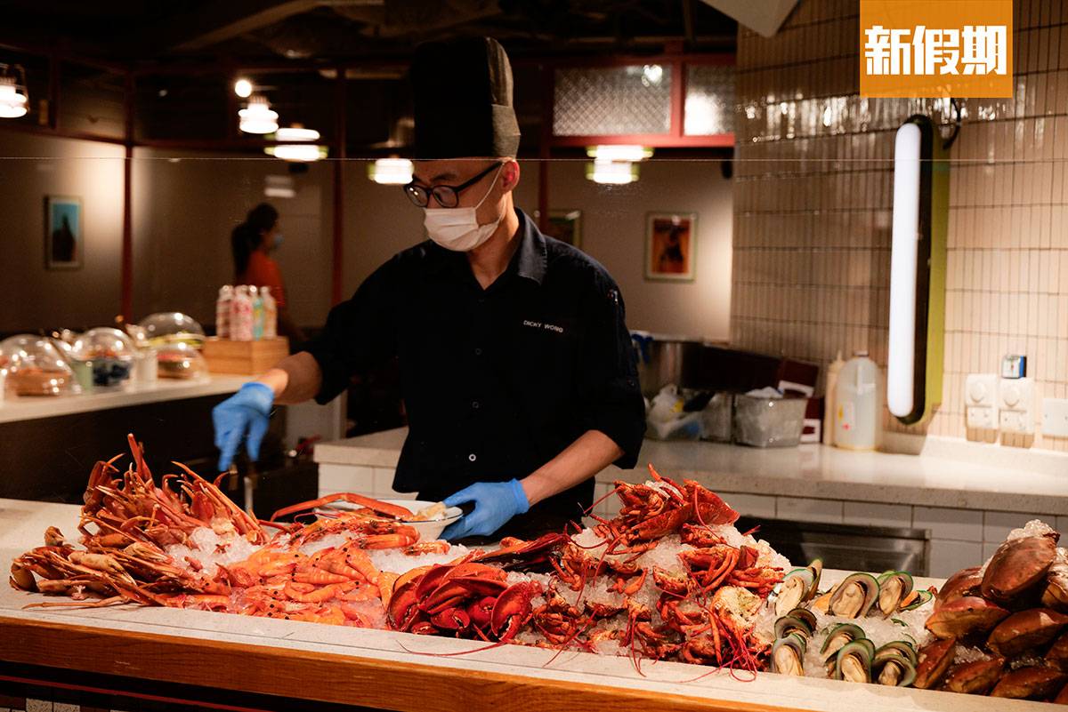 逸東酒店 海鮮區有龍蝦、蟹腳、即開生蠔等凍海鮮供應。疫情之下，餐廳特地在凍海鮮前加裝透明膠片，由侍應代夾，食得安心。