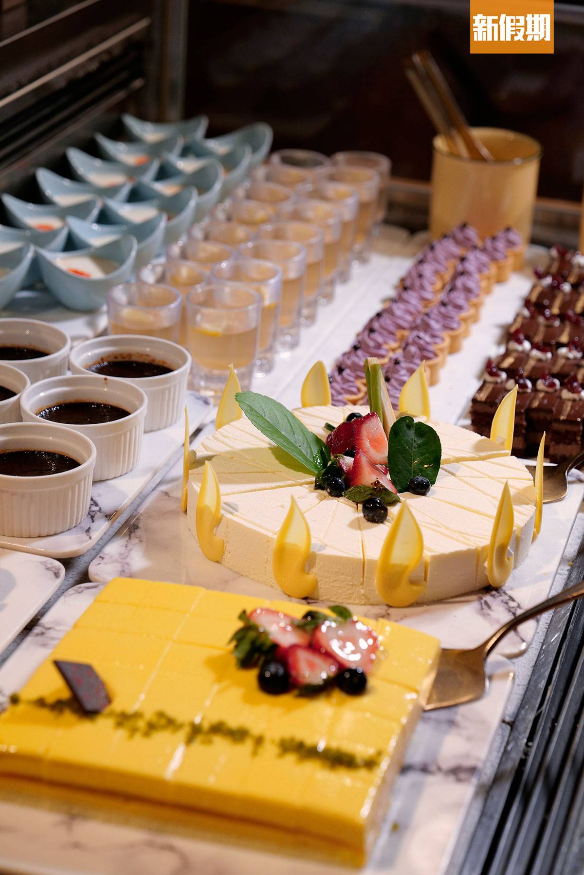 逸東酒店 甜品除了有10款口味的 Movenpick 及兩款軟雪糕外，亦有大量自家製芝士蛋糕及甜點。