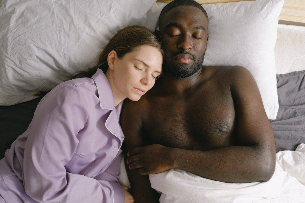 睡姿 如果睡覺時雙方的頭是互相依靠著，象徵大家有著平等的關係。