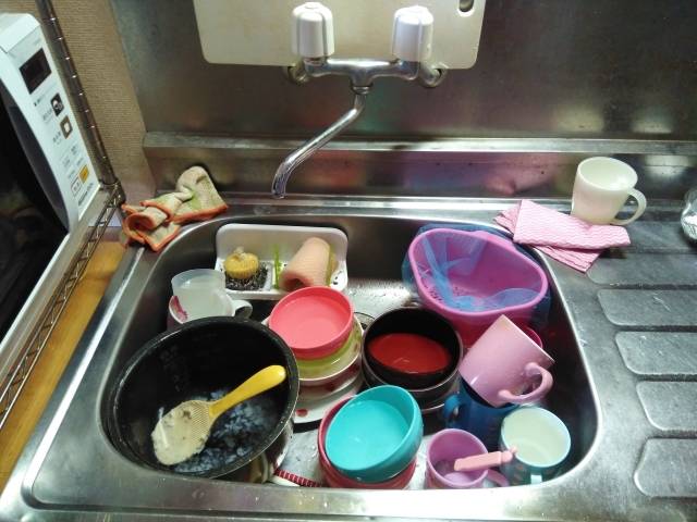 洗碗 疊放髒碗碟會令油污轉移至乾淨部分，反增加洗碗工作量。