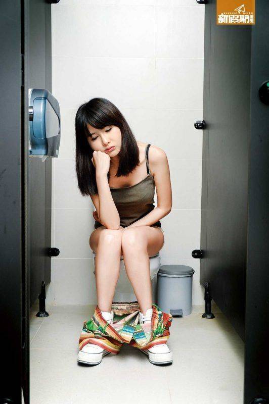 公廁 「無影凳」方式會令尿液沾上廁板，下一位使用者更要擦拭廁板，增加因接觸受污染表面而感染的風險。