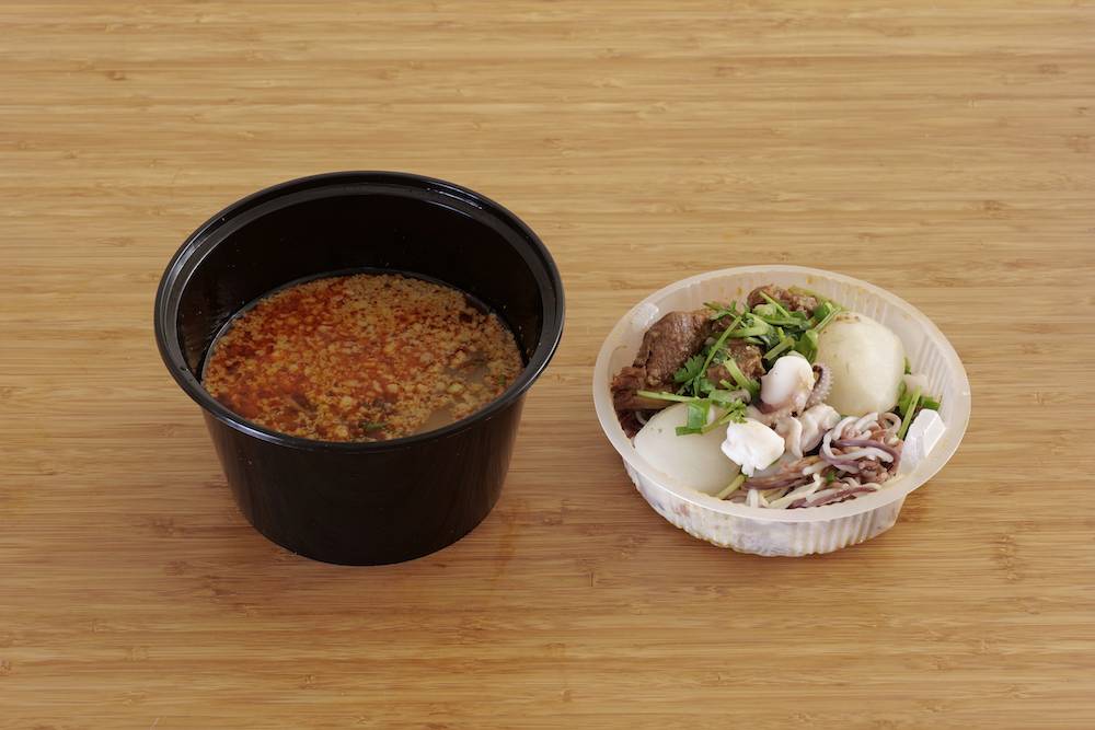 酸辣米線 所有米線、配料都會同湯分開放，而且湯份量亦好足，仲比埋荽茜同葱，簡直同堂食無分別！