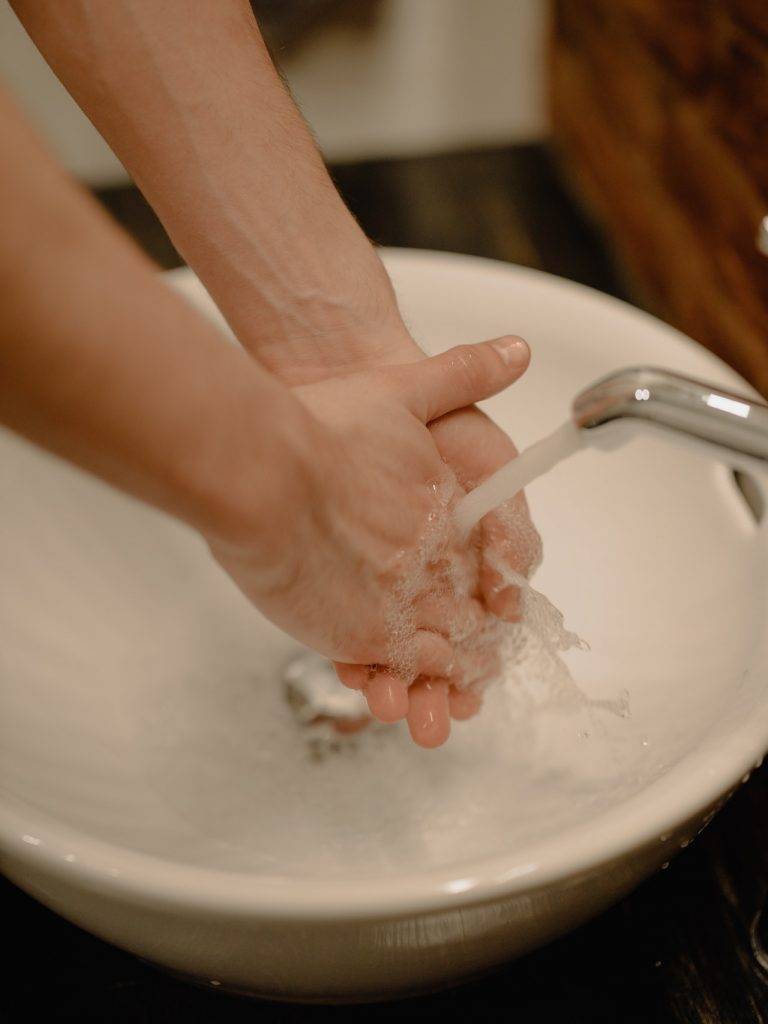 最近大家頻密地洗手，再加上近來天氣乾燥，雙手自然變得又乾又痕，甚至會有泛紅、乾燥、脫皮的情況出現。（圖片來源：pexel@cottonbro）