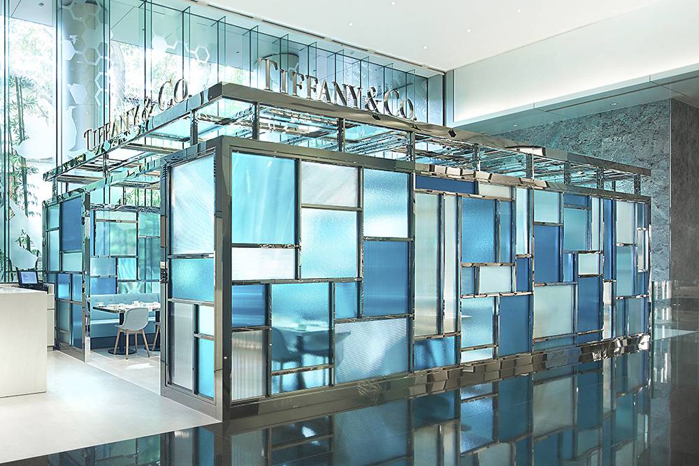 位於尖沙咀的Tiffany Blue Box Cafe向來都是女生們的最愛，店內採取玻璃設計，陽光照射下氣氛夢幻浪漫，打卡必影！