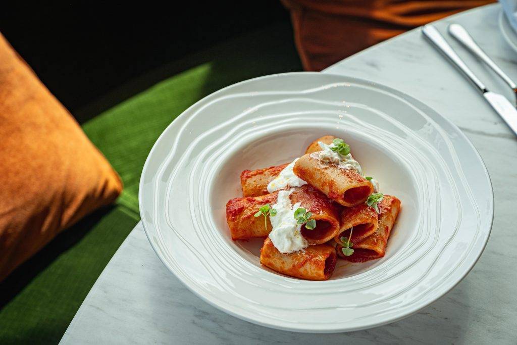 FeedMe Guru 餐廳招牌菜之一，布拉塔芝士新鮮羅勒蕃茄醬粗管麵。