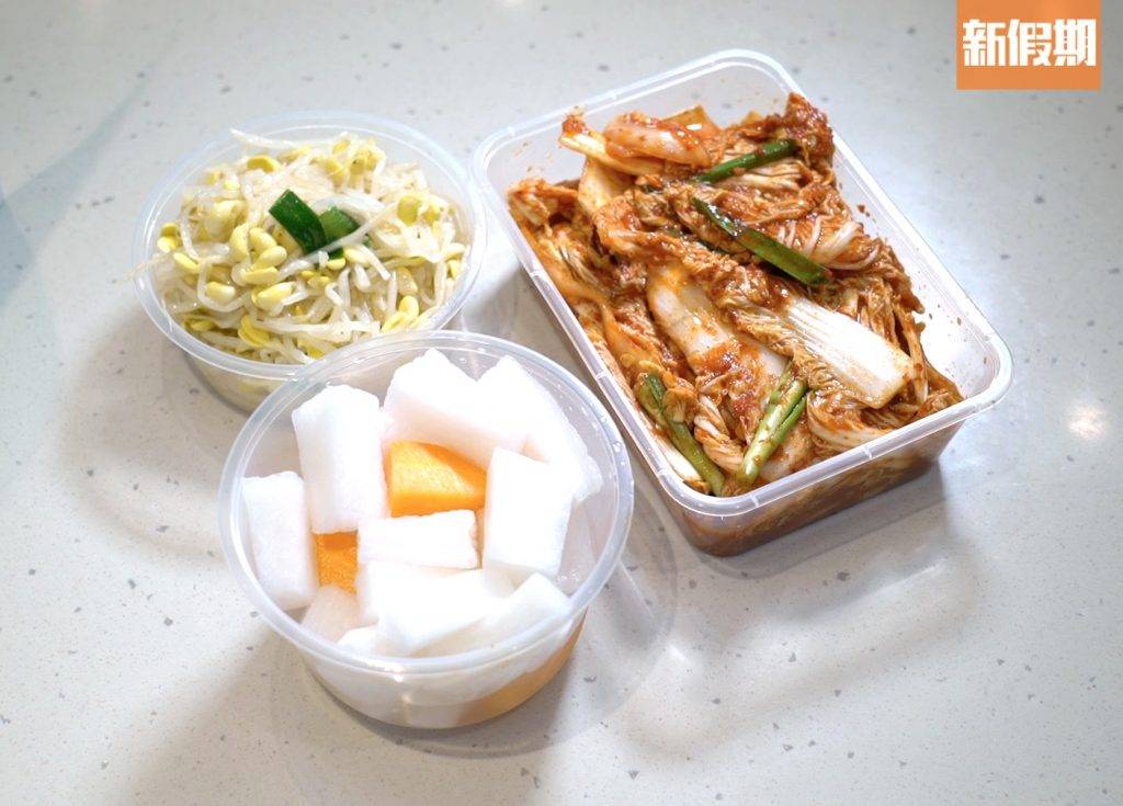新世界韓國食品 （左起）豆芽（小）$30；酸白蘿蔔（中）$40；辣泡菜（大）$60