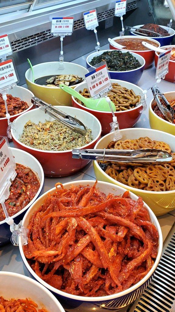 新世界韓國食品 韓式小菜有泡菜、醬菜、醃製食品及拌菜，正宗韓國調味。
