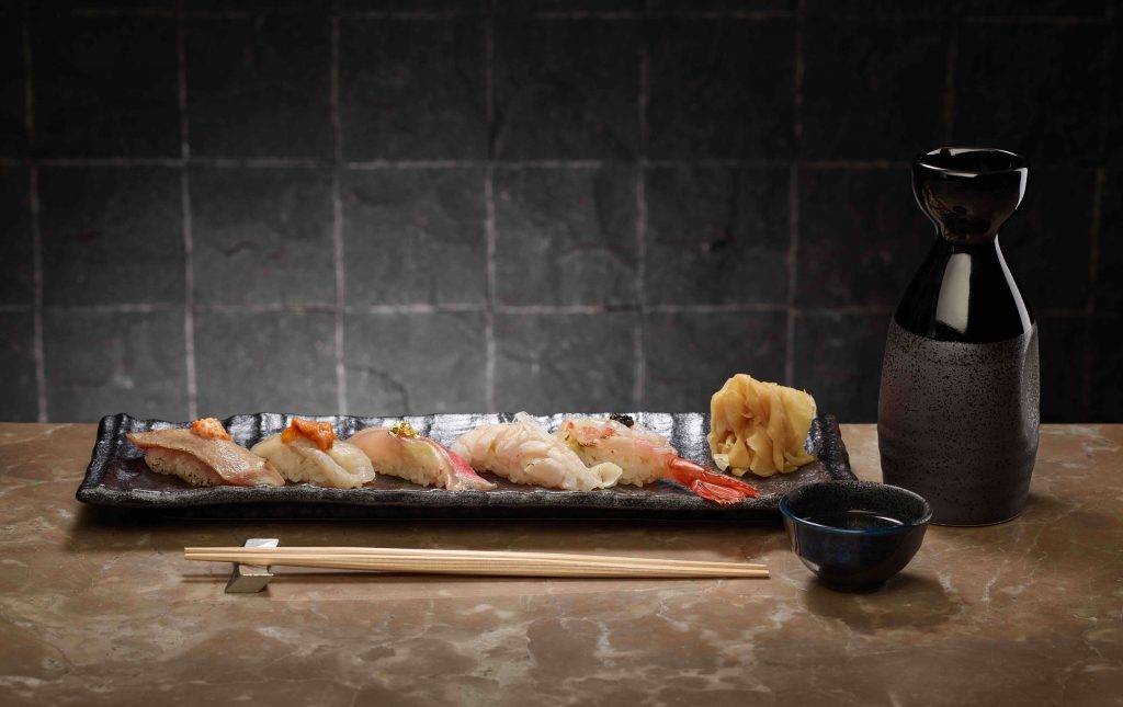 FeedMe Guru 手握壽司拼盤選用當日最新鮮的食材製作八件手握壽司，刺身會配上不同的調味從而突出其鮮味。