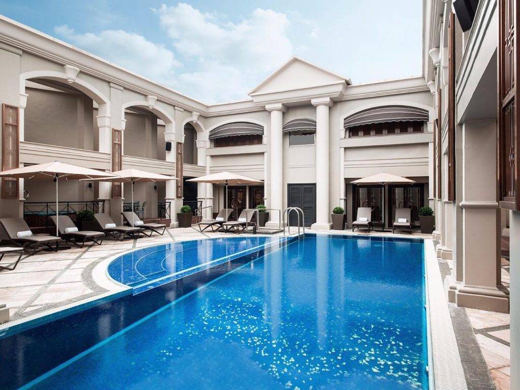 酒店泳池 設計復古典雅，有多個樑柱、雕塑等元素，華麗又不失氣派。