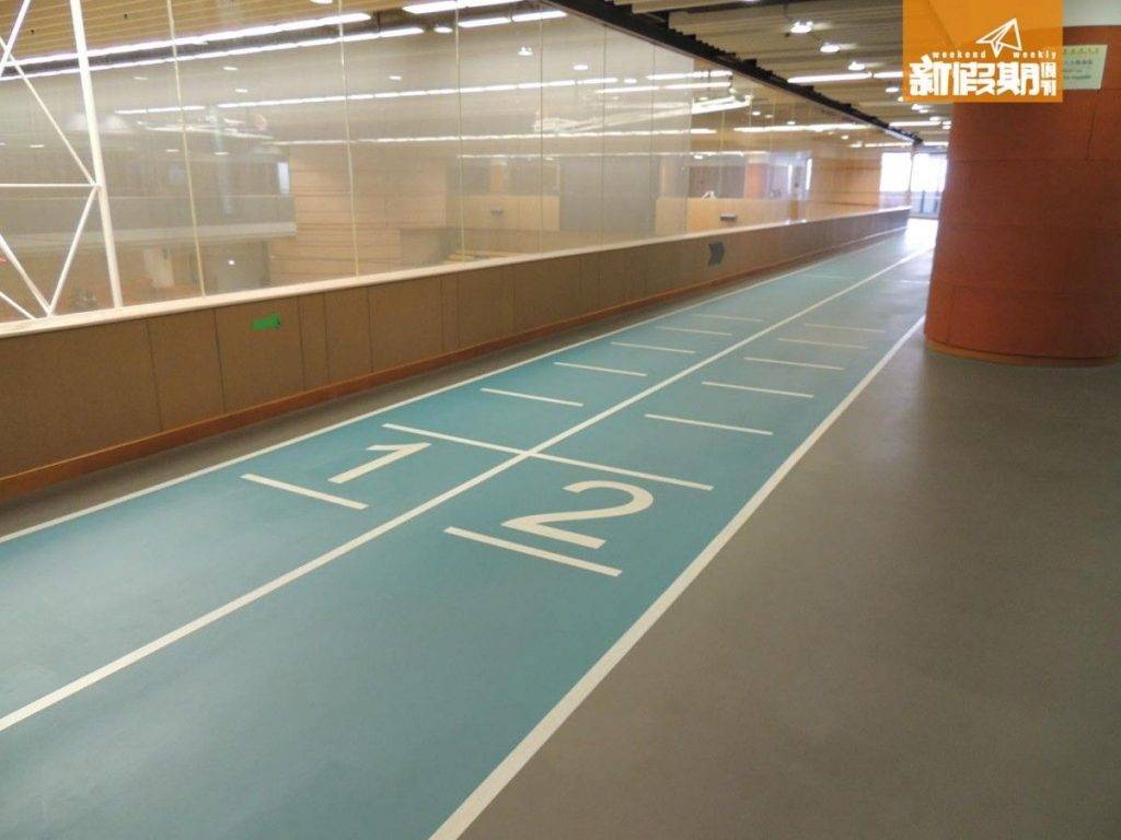 室內緩跑徑 緩跑徑跑道上清晰標示兩條跑道路線。