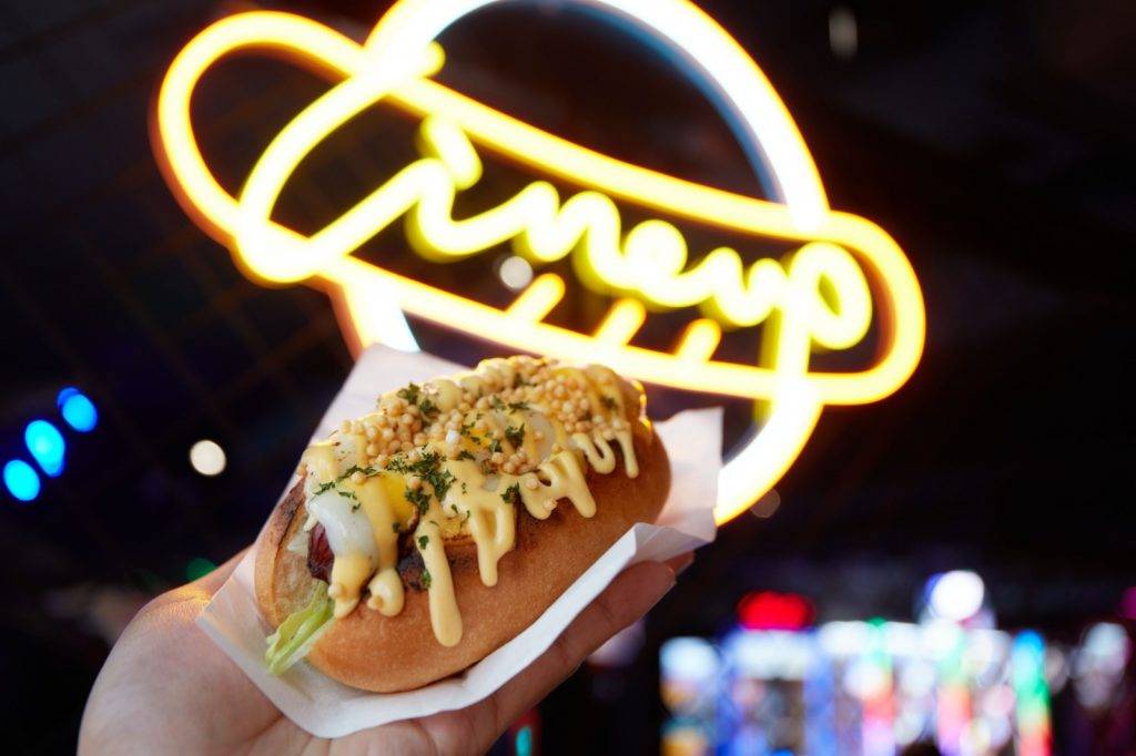 D2 Place 店內更設特色餐廳LineUp Hotdog，提供小食及飲品，吃喝玩樂一次過！