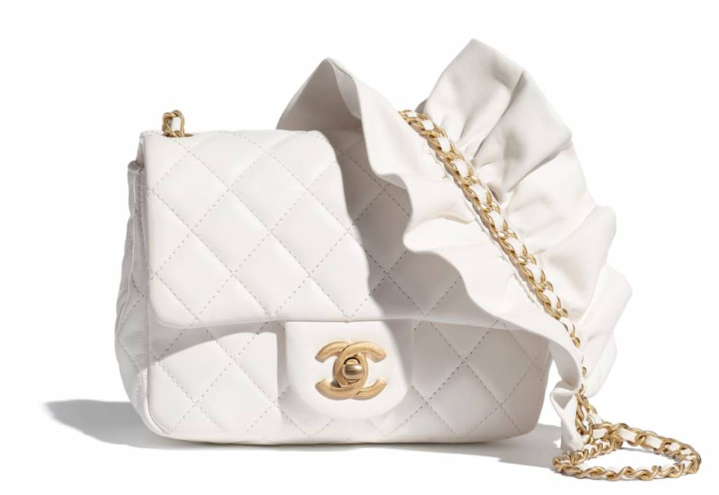 白色細號Chanel Classic Flap 小羊皮及金色金屬 ,000(圖片來源:Chanel官網)
