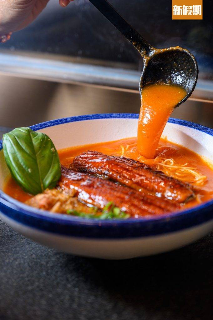 用蕃茄汁做火鍋湯底，比起火鍋醬料熬湯健康。（圖片來源：新假期編輯部）