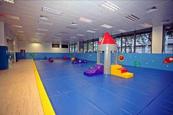 室內緩跑徑 體育館內亦設有兒童遊戲室。