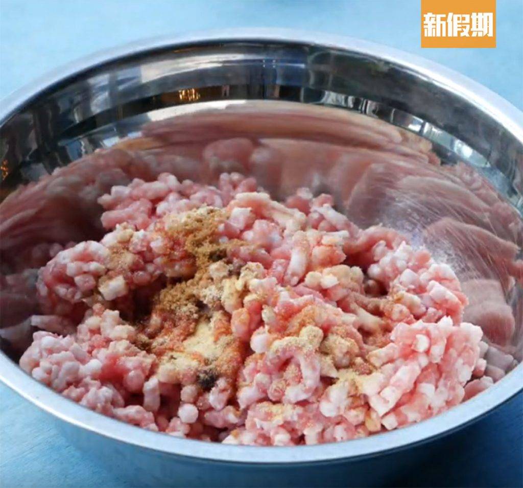 炸醬 1）豬肉先以醃料醃半小時