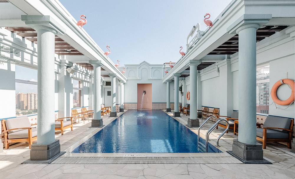 酒店泳池 泳池充滿異國風情，以湖綠色為主調，加上拼色階磚、圓柱等元素，𣊬間仿似來到摩洛哥，超有渡假feel！