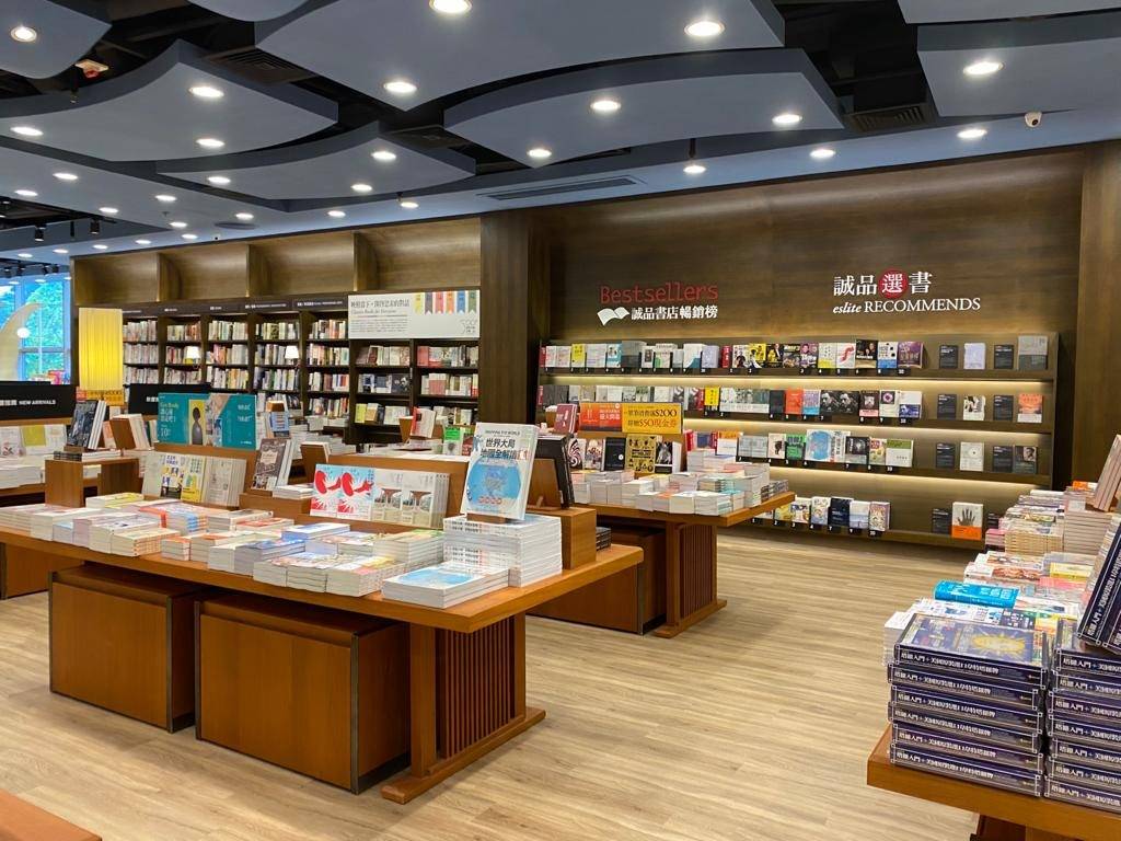 誠品 新店有逾40,000冊書籍，更特設重點書推薦平台、香港主題書櫃等。