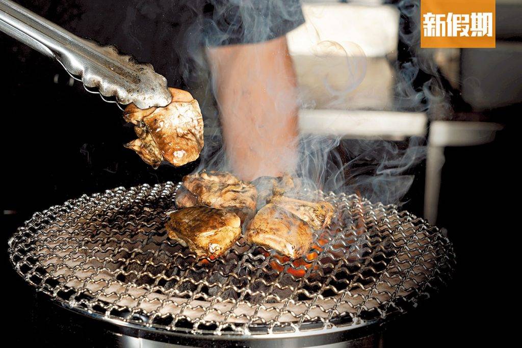 和牛 炭火雞 $98  雞肉以炭火烤製，煙燻味濃，味道層次豐富。