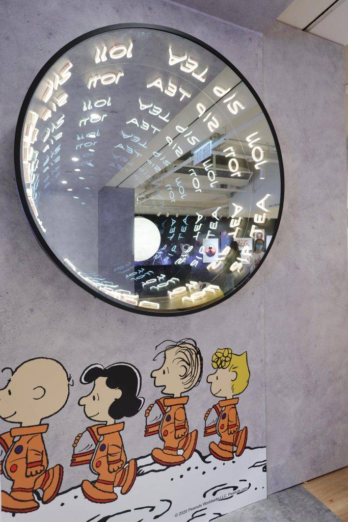 鄧麗欣 店內亦設4大太空打卡位，如這個太空時光隧道，用相機對準鏡面，即可以自拍。
