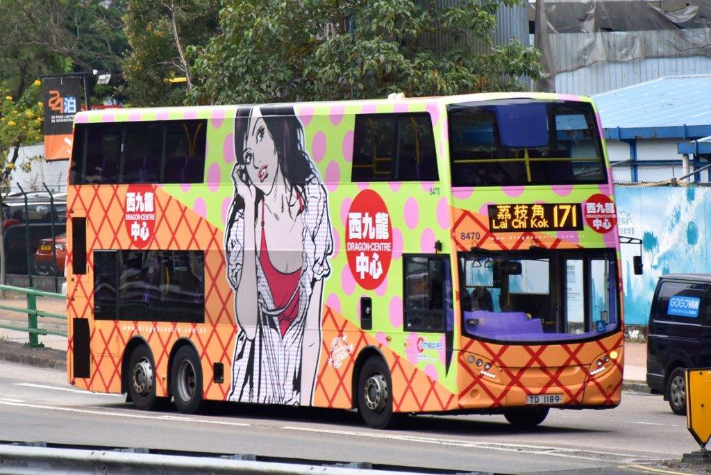 西九龍中心的巴士廣告