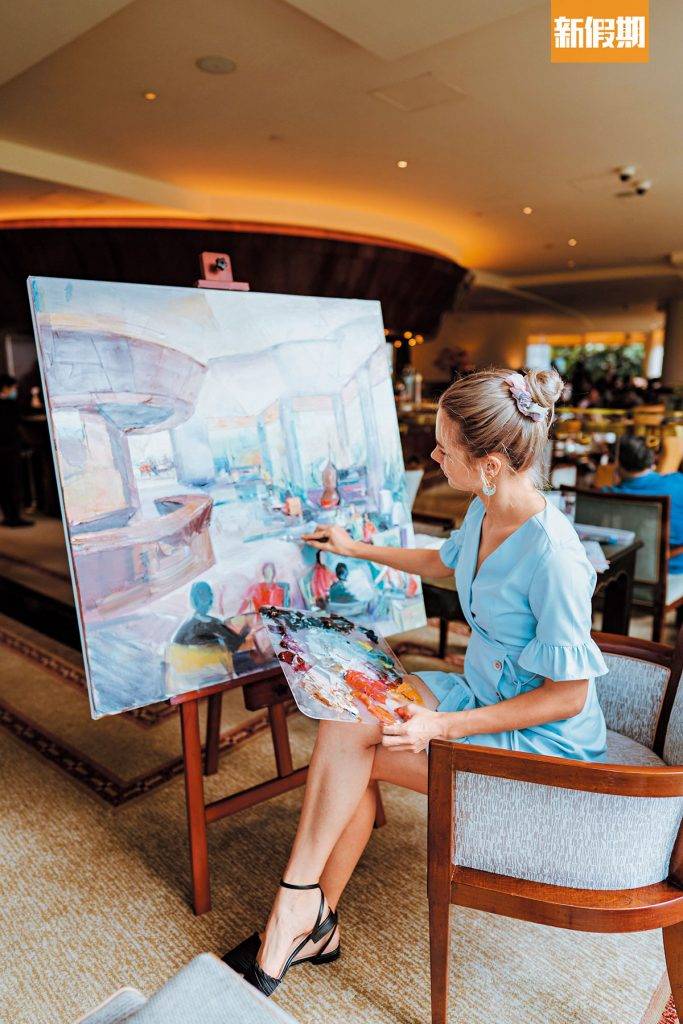 下午茶 俄羅斯刀畫家Anna Salenko 以油畫刀創作了30幅以酒店30周年為主題的畫作。