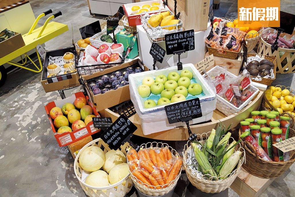Cafe 小超市  水果蔬菜由專人從市場採購。食材產自世界各地，其中最受歡迎的就是日本產的蔬果。