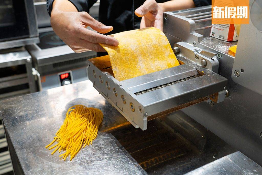 Involtini 為了手造意粉，Jack特意購入意大利產La Monferrina壓麵機，換上不同麵糰接觸管型，即可壓出不同意粉形狀，經風乾後便可煮製。