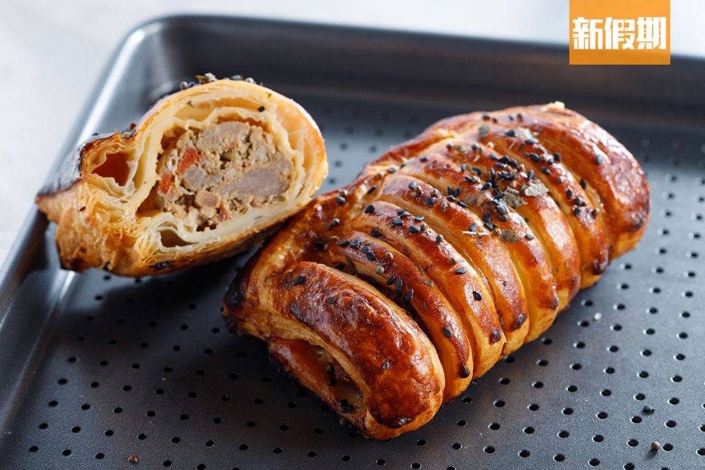 bakehouse Sausage Roll 用酥皮包著香腸肉，新鮮出爐，夠哂酥脆。