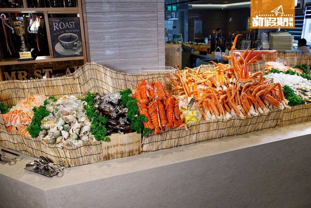 生日餐廳 海鮮區有長腳蟹蟹腳、 開邊龍蝦、翡翠螺、紐西蘭青口、鮮蝦、藍青口輪流上場。